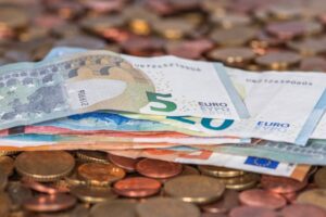 Wie hoch sind die durchschnittlichen Gehälter in Deutschland und wie viel vom Lohn geht für Steuern drauf?