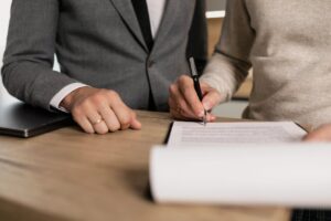 Keine Anmeldung = kein Arbeitsvertrag? Wie deutsche Firmen mit diesem Problem umgehen?